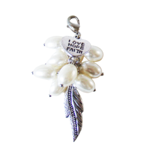 D11739_hangertje_love_hope_faith_wit.png Hangertje love hope faith crème