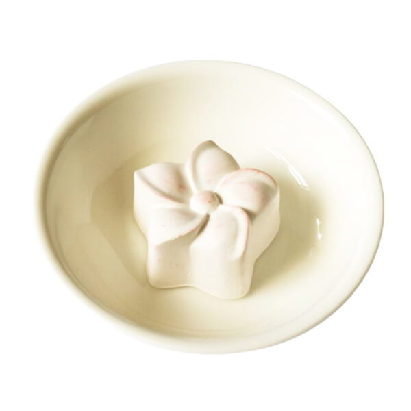 Geursteentje bloem op schoteltje