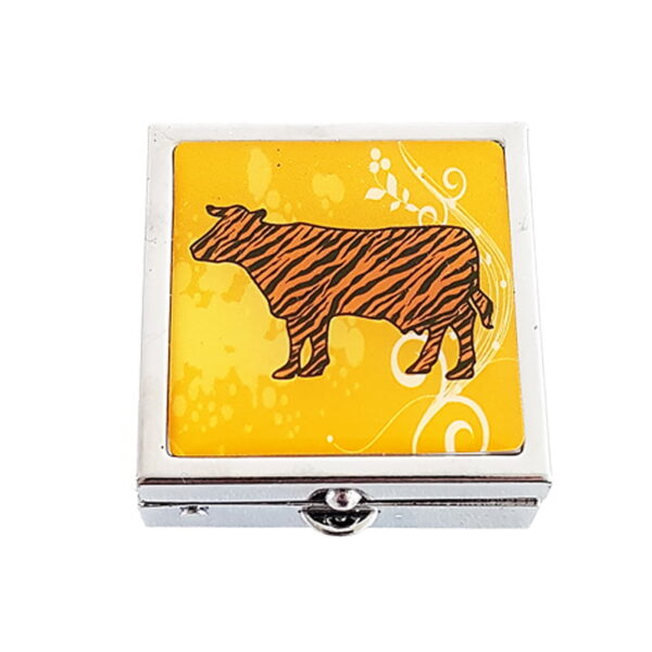 D13356-pillendoosje-geel-koe.jpg Pillendoosje geel met een koe