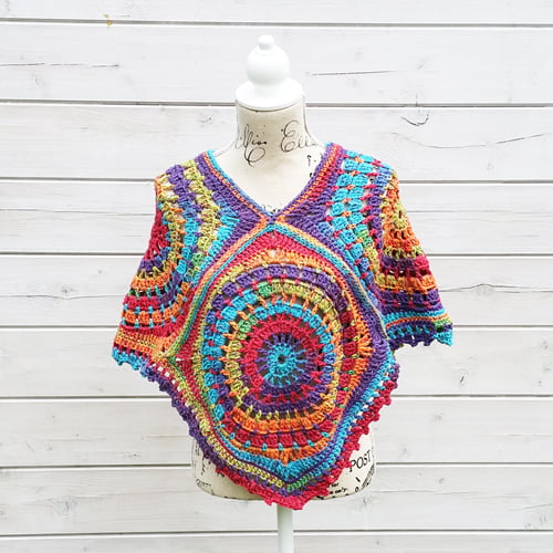 Leuke gehaakte kinderponcho in vrolijke kleurtjes