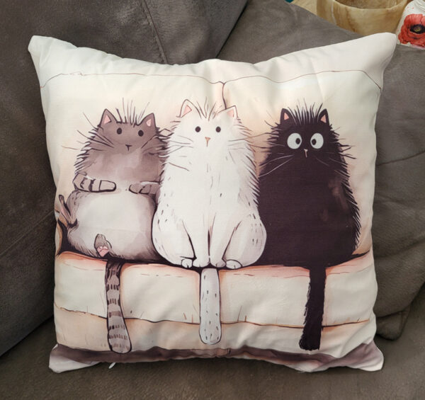 Kussenhoes met 3 poezen op bank